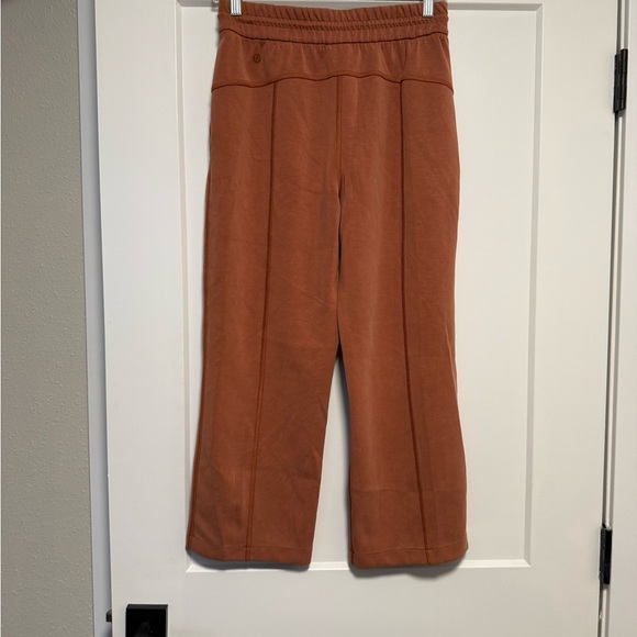 Lululemon Softstreme High-Rise Straight-Leg Cropped Pant
Sable size 6 - Picture 4 of 6